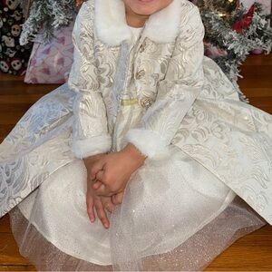 Elegant White Floral Coat with Faux Fur Trim